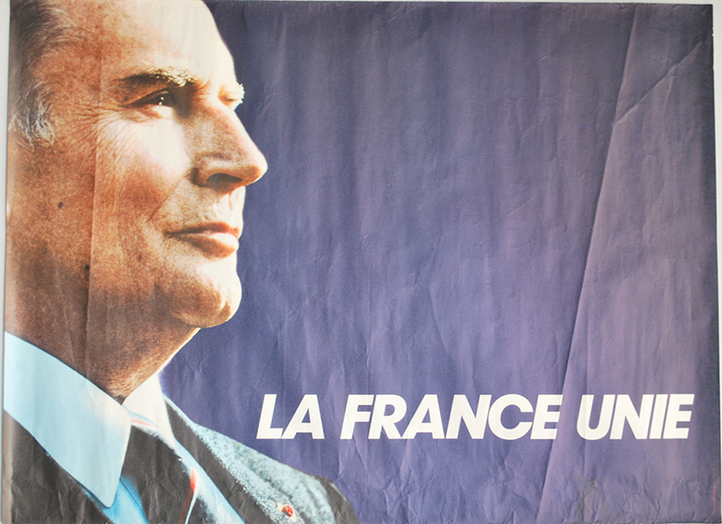 Affiche de campagne avec un portrait photographique François Mitterrand en costume, avec un fond violet uni. Le texte "LA FRANCE UNIE" est écrit en blanc en bas à droite de l'image.