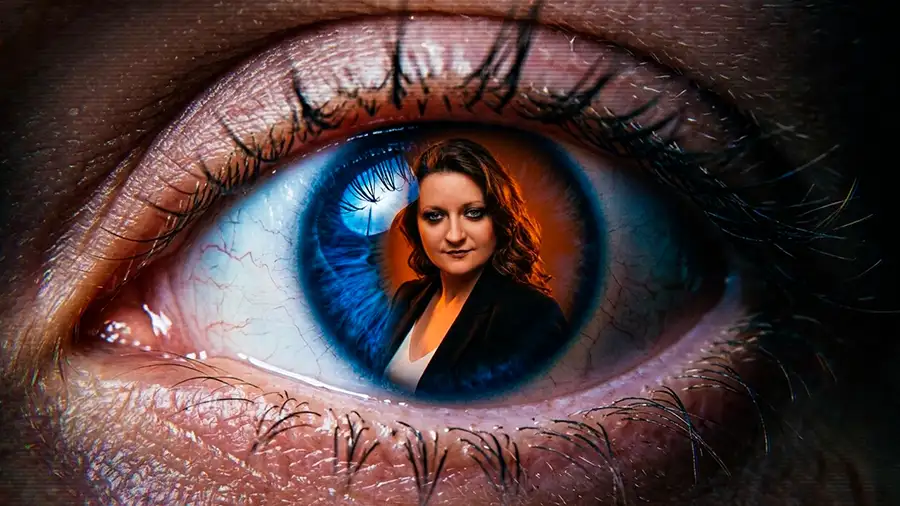 Mise en abyme IA - effet zoom infini dans un œil avec reflet de personnage