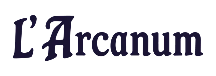 Mot-symbole L’Arcanum en lettres aubergine.